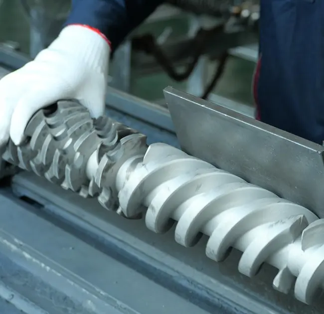 Эмне үчүн экструдерде кара сызыктар кайра-кайра пайда болот? Бул макалада анын бочка же бурамадагы көйгөй келип чыкканын кантип тез аныктоону үйрөтөт.